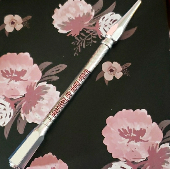 BENEFIT COSMETICS PRECISELY, MY BROW EYEBROW ULTRA-FINE DEFINING PENCIL. - Picture 2 of 9